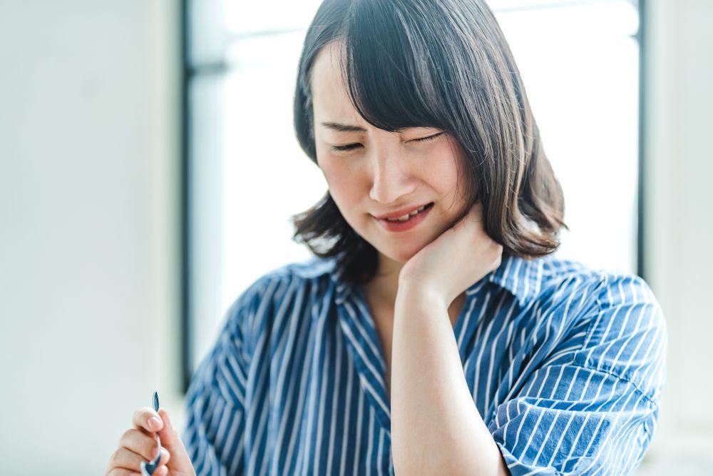 歯に痛みを感じる女性