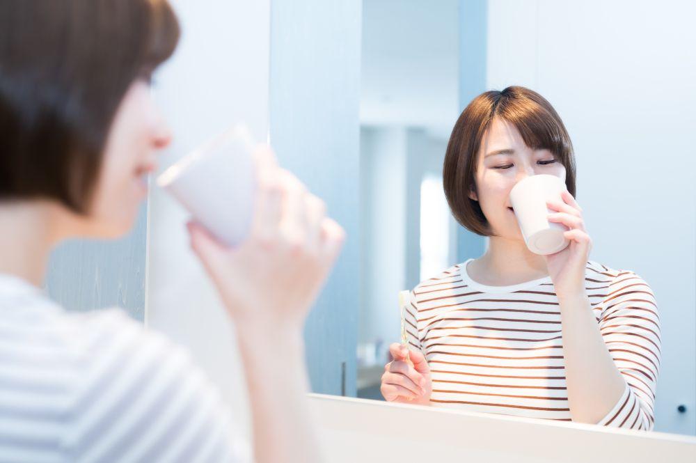 マウスウォッシュをする女性