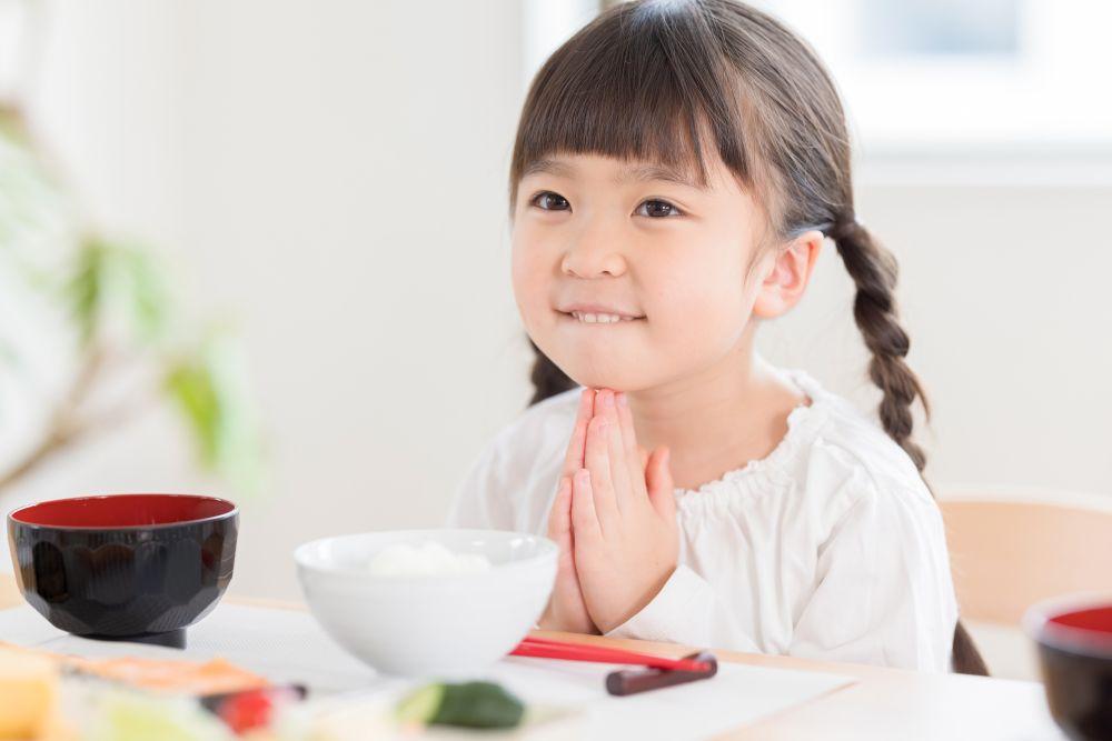 いただきますをする少女