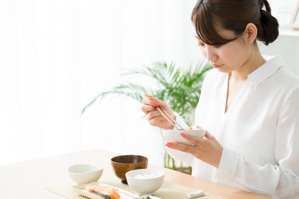 食事を食べる女性