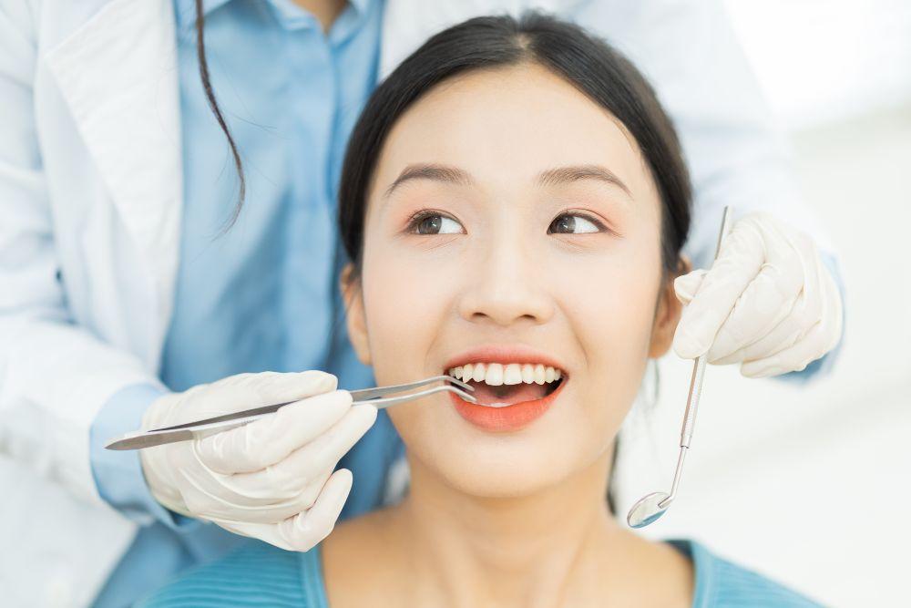 歯科治療器具で検査をする人